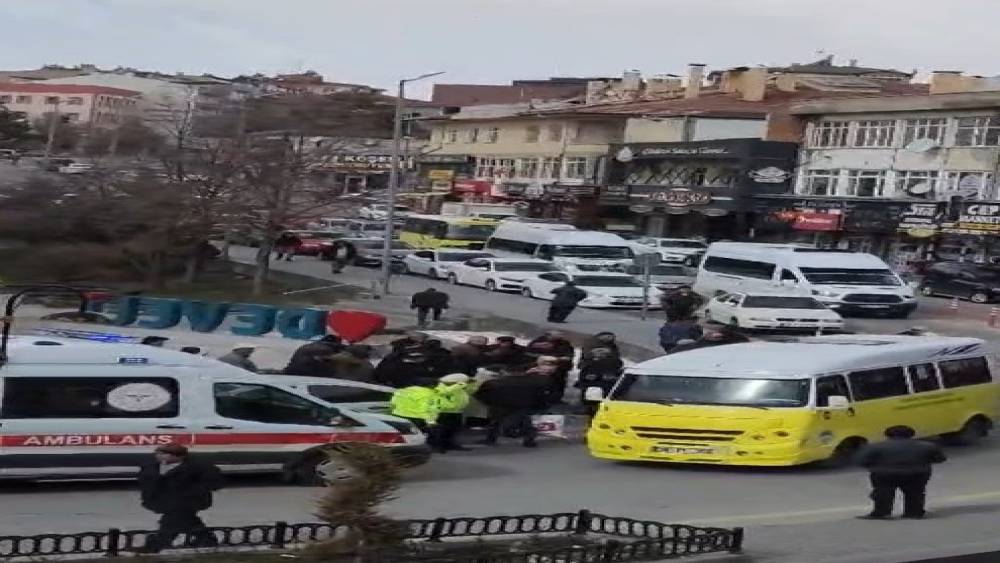 Minib&uuml;sten d&uuml;şen yaşlı adam hayatını kaybetti
