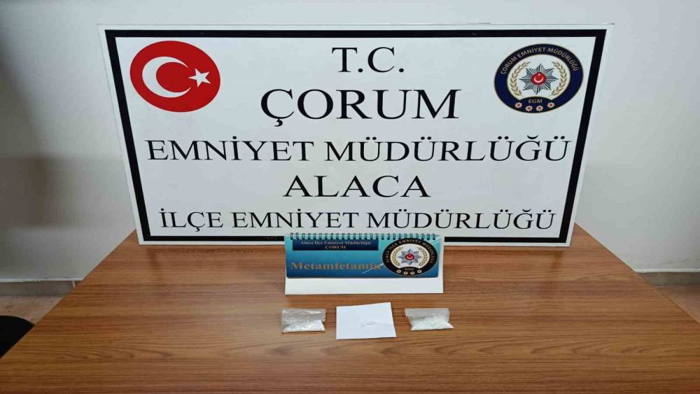 Alaca&rsquo;da uyuşturucuyla yakalanan 2 kişi g&ouml;zaltına alındı
