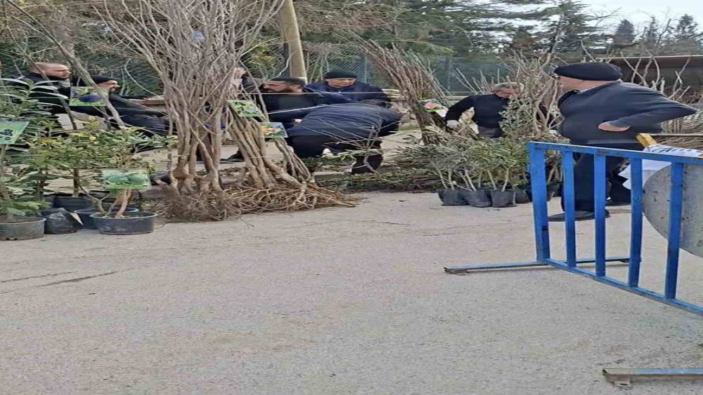 Bursa&rsquo;da seyyar satıcılardan zabıtaya bı&ccedil;aklı saldırı, 1 zabıta yaralandı
