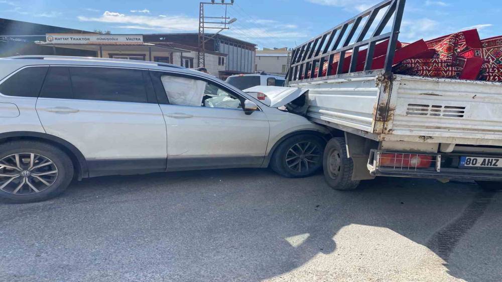 Osmaniye&rsquo;de otomobil ile pikap &ccedil;arpıştı 2 yaralı
