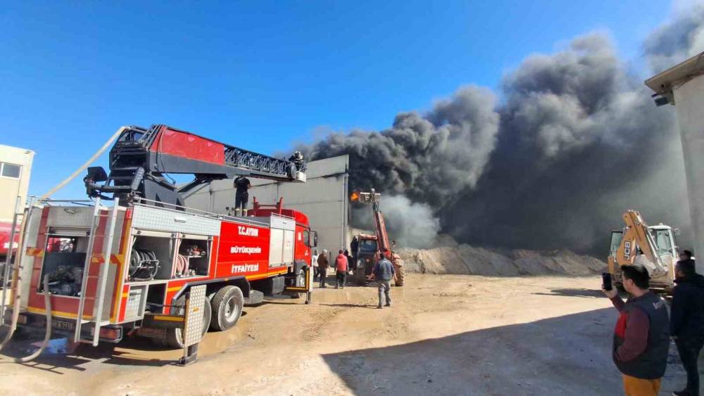 Didim sanayisindeki yangın korkuttu
