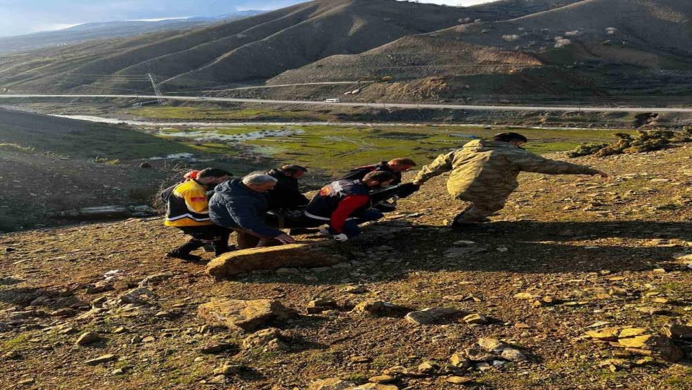 Siirt&rsquo;te otomobil şarampole yuvarlandı: 1 &ouml;l&uuml;, 1 yaralı
