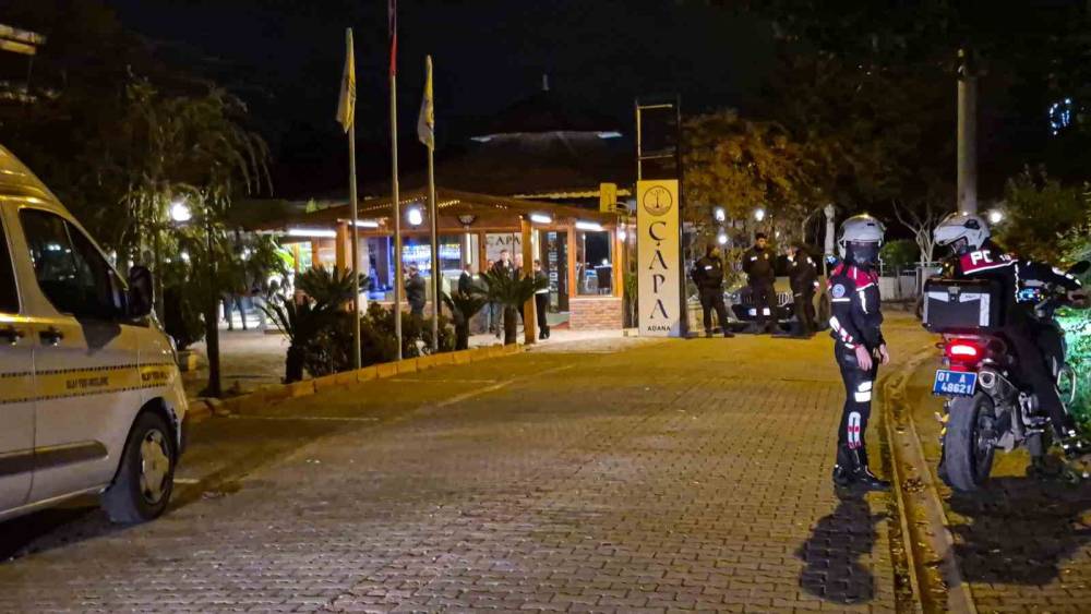 Restoranda &ouml;nce selamlaştılar, sonra silahlar konuştu: 1 &ouml;l&uuml;, 1 yaralı
