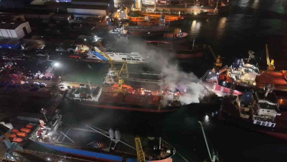 Tuzla&rsquo;da kuru y&uuml;k gemisinde yangın: &Ccedil;ok sayıda ekip sevk edildi
