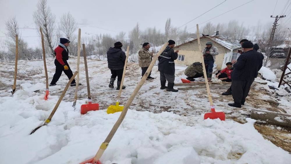 Hakkari Durankaya&rsquo;da ahır &ccedil;&ouml;kt&uuml; 5 hayvan telef oldu
