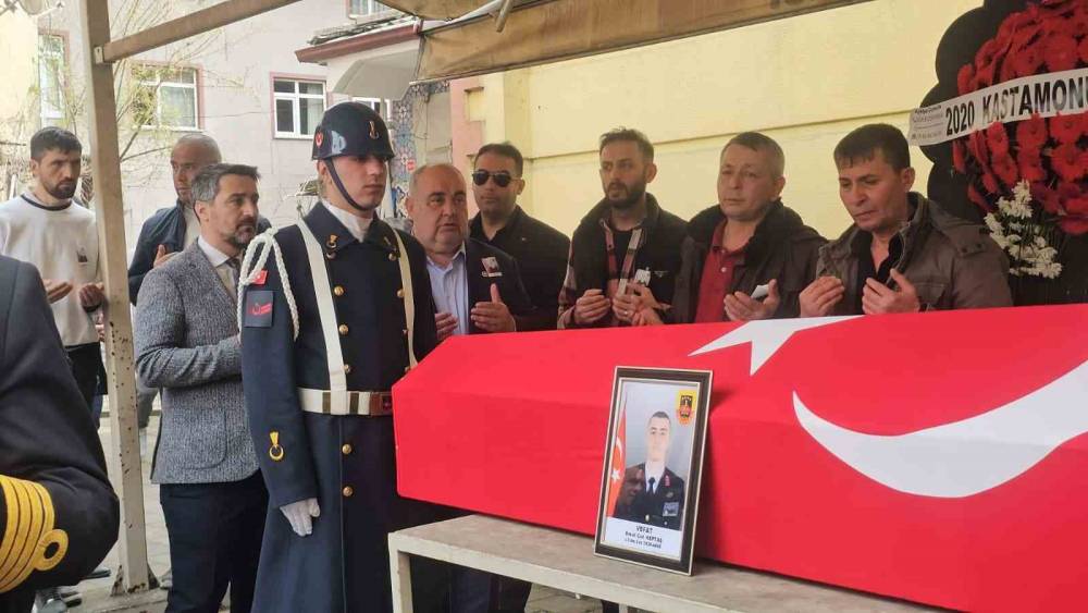 Bayram d&ouml;n&uuml;ş&uuml; motosikleti ile kaza yapan Uzman &Ccedil;avuş dualarla son yolculuğuna uğurlandı
