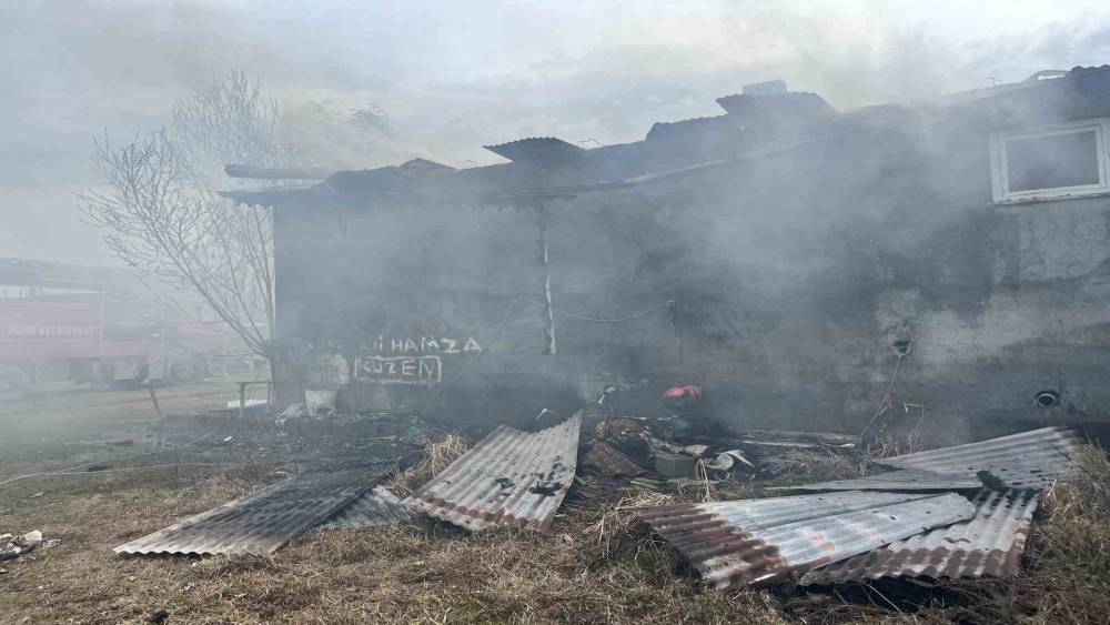 Iğdır&rsquo;da &ccedil;ıkan yangında ev k&uuml;le d&ouml;nd&uuml;

