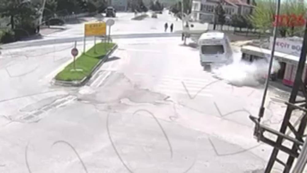 Servis minib&uuml;s&uuml; kaldırıma &ccedil;arparak durağı yere serdi: İki gen&ccedil; kızın saniyelerle kurtulduğu kaza anı kamerada
