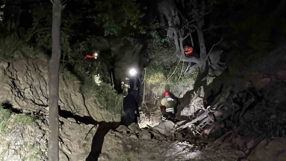 U&ccedil;uruma yuvarlanan 3 kişi operasyonla kurtarıldı
