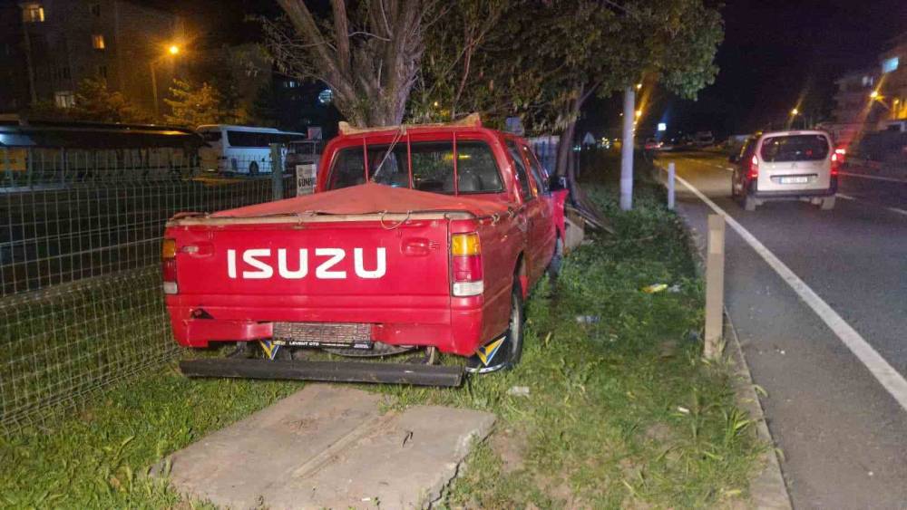 Kontrol&uuml; kaybeden kamyonet orta ref&uuml;je savruldu; 1 yaralı
