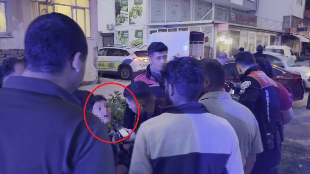 Kazada hafif yaralanan k&uuml;&ccedil;&uuml;k kardeşleri kimse ikna edemedi: Babadan gelen telefonla ambulansa bindiler
