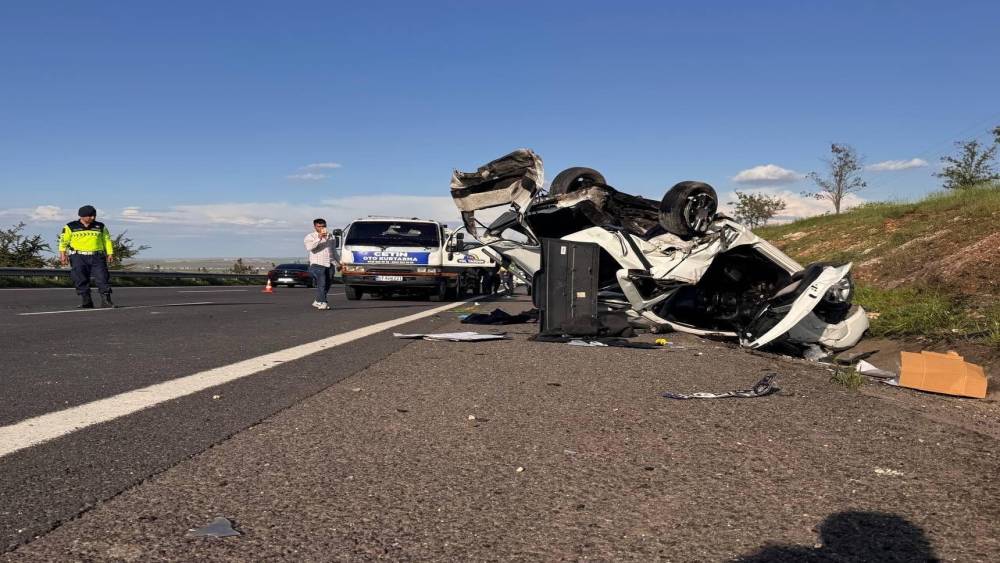 Şanlıurfa&rsquo;da hafif ticari ara&ccedil; otomobille &ccedil;arpıştı: 3 &ouml;l&uuml;, 5 yaralı
