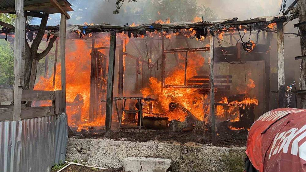 Baraka ev yangında k&uuml;le d&ouml;nd&uuml;
