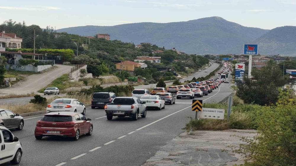 Tatilciler Muğla&rsquo;ya akın etti: Ara&ccedil; kuyruğu 22 kilometreye ulaştı
