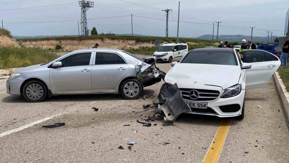 Elazığ&rsquo;da otomobiller &ccedil;arpıştı: 1&rsquo;i hamile 4 yaralı

