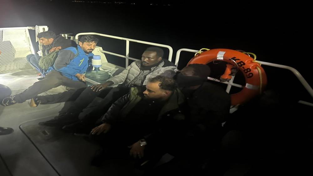 İzmir&rsquo;de 66 d&uuml;zensiz g&ouml;&ccedil;men yakalandı
