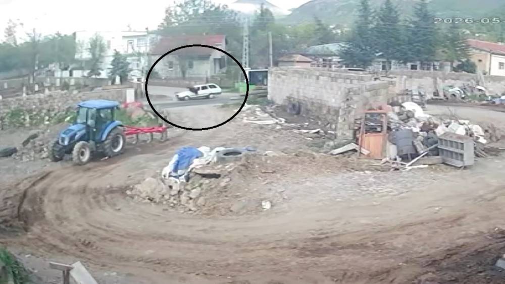 Otob&uuml;sten indi, otomobil &ccedil;arptı: O anlar kamerada
