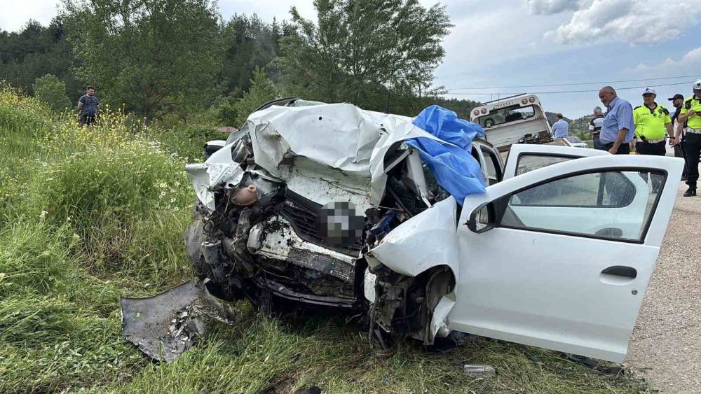Kastamonu&rsquo;da feci kaza: İstinat duvarına &ccedil;arpan otomobildeki 3 kişi &ouml;ld&uuml;, 1 kişi ağır yaralandı
