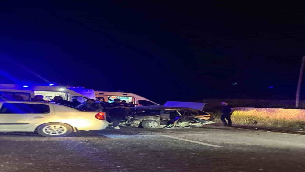 Elazığ&rsquo;da otomobil ile trakt&ouml;r &ccedil;arpıştı: 5 yaralı
