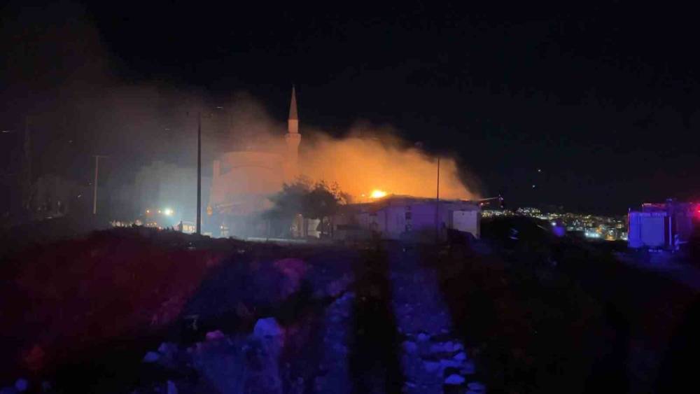 Besni&rsquo;de r&uuml;zgarın b&uuml;y&uuml;tt&uuml;ğ&uuml; iş yeri yangınında 3 iş yeri hasar g&ouml;rd&uuml;, 1 yaralı
