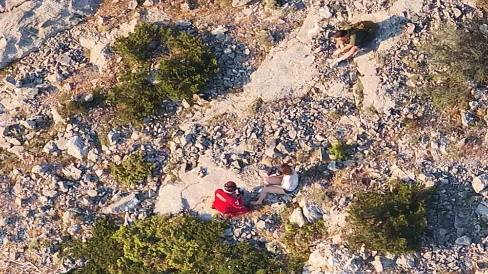 Spil Dağı&rsquo;nda mahsur kalan 2 kişi 20 dakikada kurtarıldı
