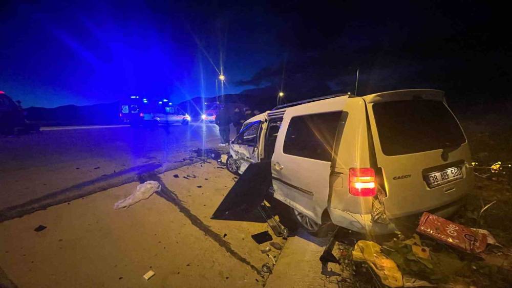 Kayseri&rsquo;de otomobille hafif ticari ara&ccedil; &ccedil;arpıştı: 1 &ouml;l&uuml;, 6 yaralı
