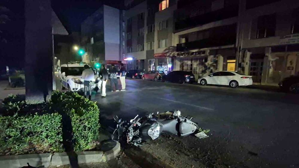 Kasisten &ccedil;apraz ge&ccedil;mek isteyen otomobile motosiklet &ccedil;arptı: 2 yaralı
