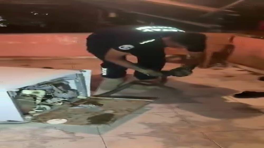 Bulaşık makinesine giren 2 metrelik karayılanı itfaiye &ccedil;ıkardı
