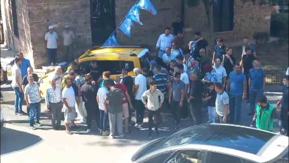 Gen&ccedil; avukat taksinin altında kaldı, &ccedil;ok sayıda kişi &ccedil;ıkarmak i&ccedil;in seferber oldu
