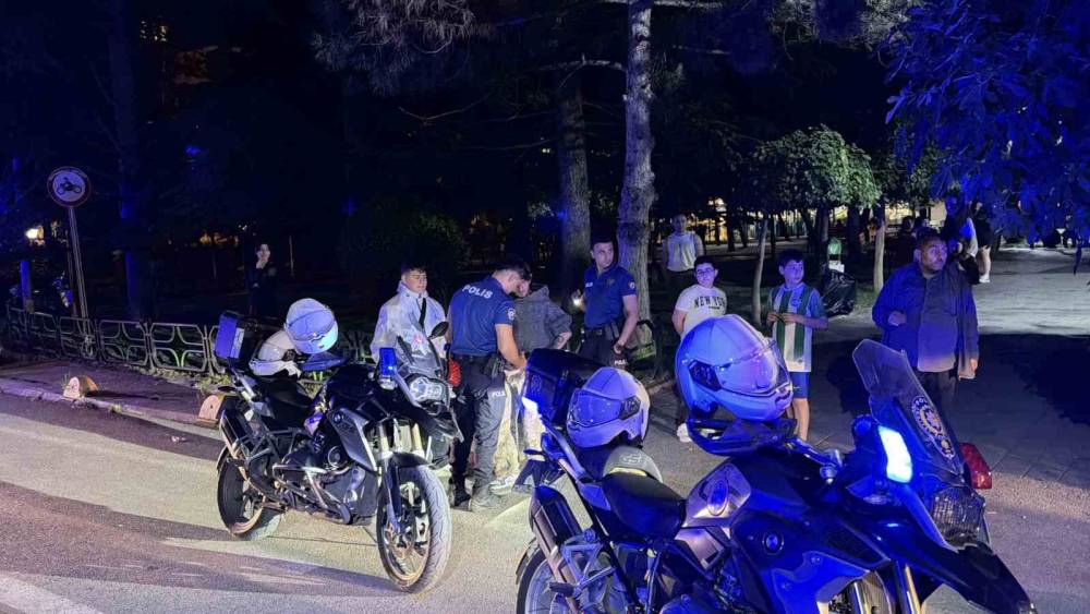 Eskişehir&rsquo;de parkta alkol alan şahıslar arasında kavga
