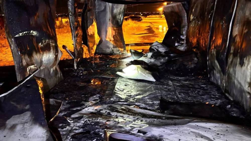 Kırıkhan&rsquo;da alevlere teslim olan  konteyner kullanılamaz hale geldi
