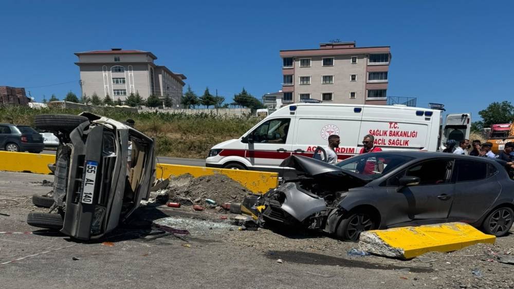 Kavşakta iki otomobil &ccedil;arpıştı: 3 yaralı
