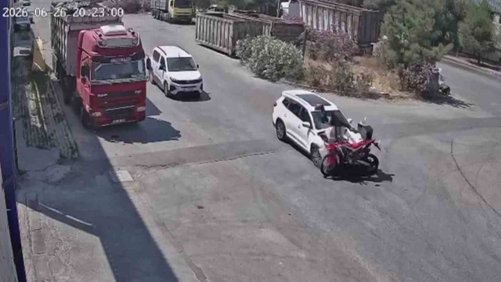 15 yaşındaki &ccedil;ocuğun kullandığı otomobil motosiklete &ccedil;arptı, s&uuml;r&uuml;c&uuml; ağır yaralandı
