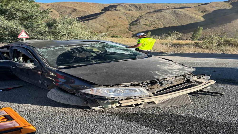 Erzincan&rsquo;da trafik kazası: 3 yaralı
