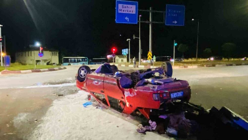 Ters d&ouml;nen Tofaş&rsquo;ın i&ccedil;indeki 2 kişi yaralandı
