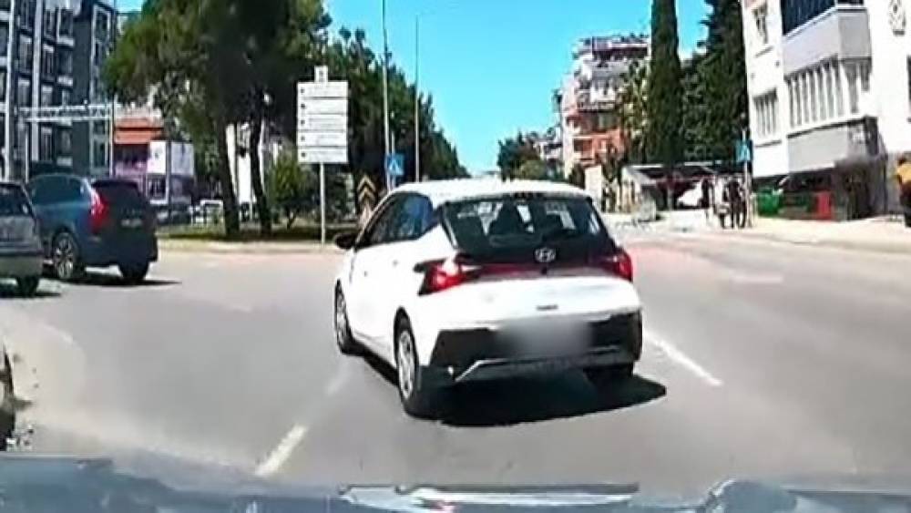 Kontrols&uuml;z şerit değiştiren s&uuml;r&uuml;c&uuml; kazaya davetiye &ccedil;ıkardı
