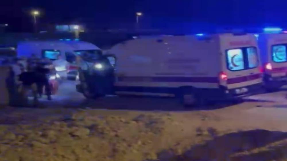 Yol &ccedil;alışma alandaki &ccedil;ukura d&uuml;şen otomobildeki 3 kişi yaralandı
