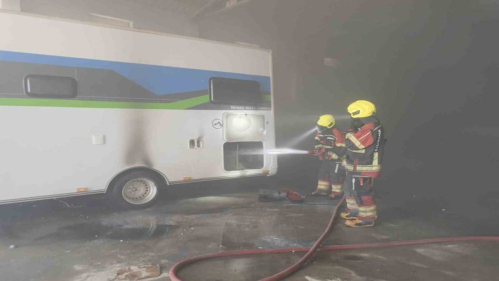 Burhaniye&rsquo;de karavan yangını korkuttu
