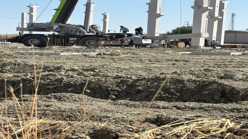 Ankara&rsquo;da fabrika inşaatında korkutan kaza: Beton kolon vin&ccedil; kabininin &uuml;zerine d&uuml;şt&uuml;
