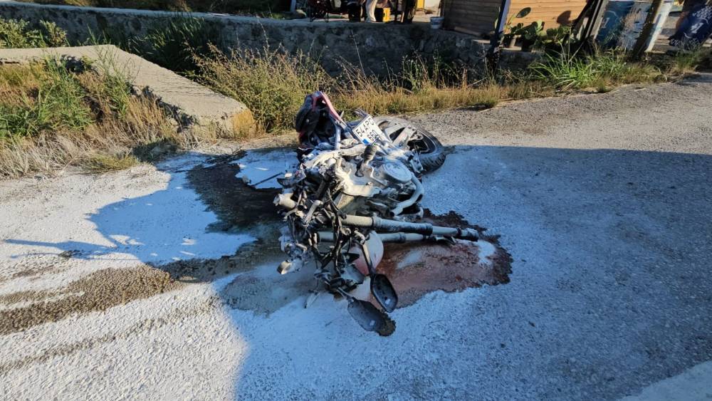 Otomobille &ccedil;arpışan motosiklet par&ccedil;alandı: 2 yaralı
