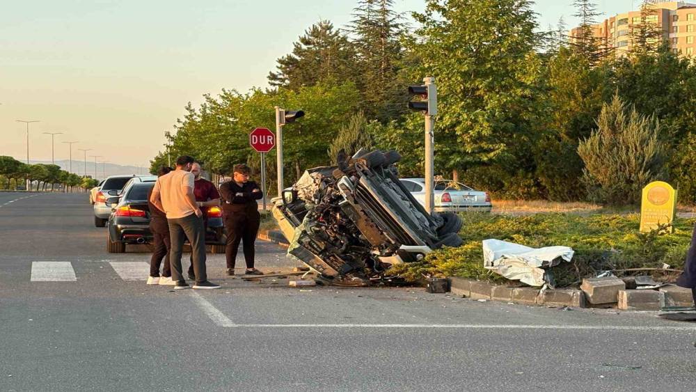 Otomobille &ccedil;arpışan hafif ticari ara&ccedil; hurdaya d&ouml;nd&uuml;: 4 yaralı
