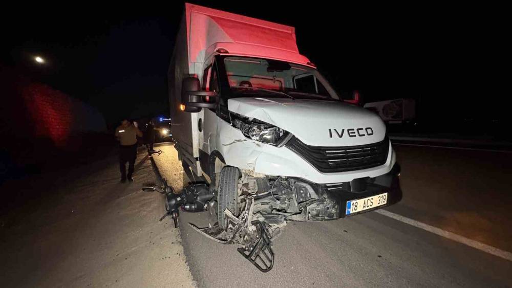 &Ccedil;orum&rsquo;da kamyonetle &ccedil;arpışan motosikletin s&uuml;r&uuml;c&uuml;s&uuml; hayatını kaybetti
