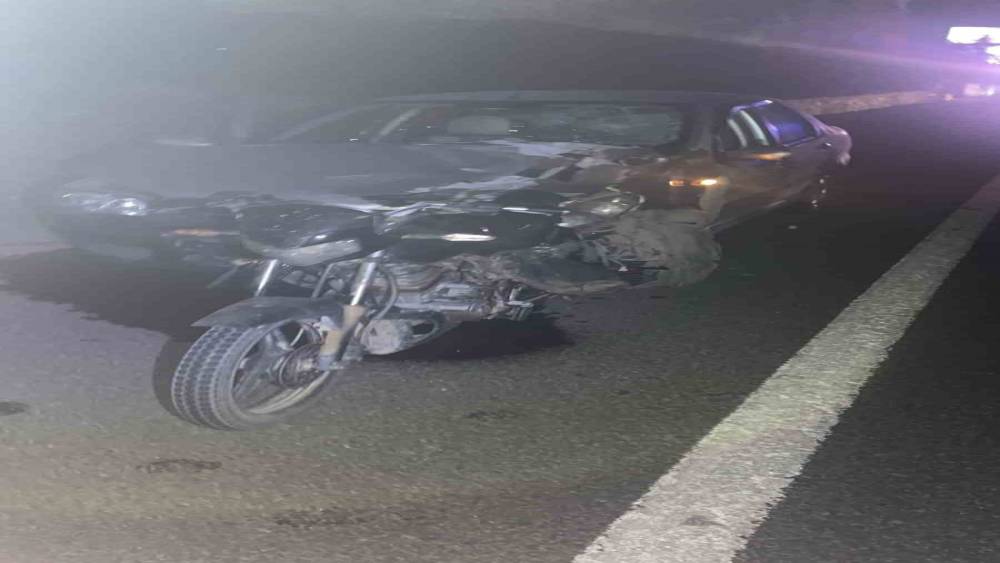 İpsala&rsquo;da motosiklet otomobilin &ouml;n&uuml;ne saplandı: 3 yaralı
