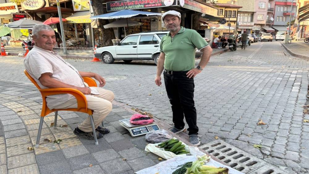 Yaşına rağmen tarlasında yetiştirdiği doğal &uuml;r&uuml;nleri pazarda satıyor
