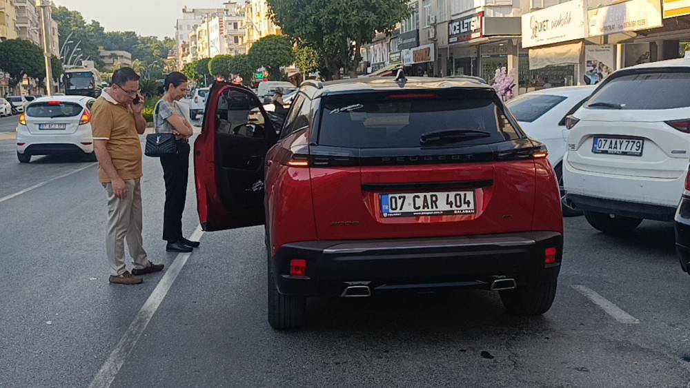 Kapısı a&ccedil;ılan otomobile &ccedil;arpan motosiklet s&uuml;r&uuml;c&uuml;s&uuml; yaralandı
