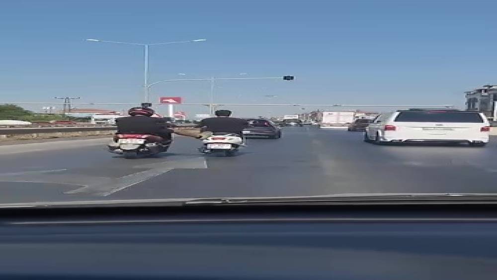 Kara yolunda seyir halindeyken ayağıyla &ouml;n&uuml;ndeki motosikleti itmeye &ccedil;alıştı

