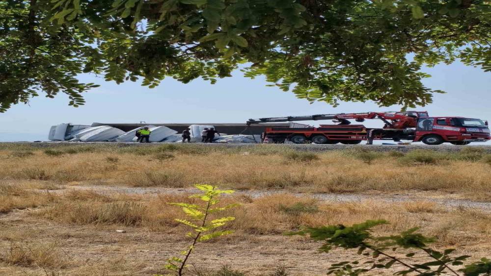 Karapınar&rsquo;da devrilen tırın s&uuml;r&uuml;c&uuml; yara almadan kurtuldu
