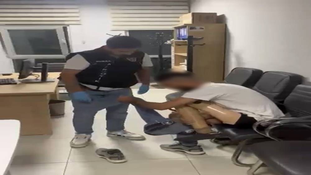 Protez bacağından uyuşturucu &ccedil;ıktı: 830 gram metamfetamin ele ge&ccedil;irildi

