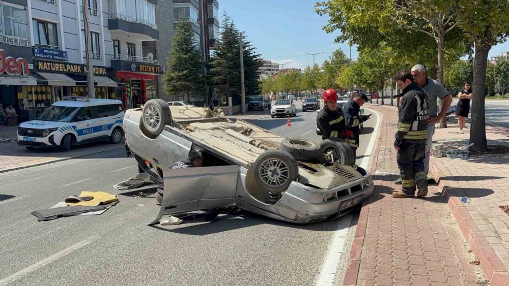 Kontrolden &ccedil;ıkıp takla atan ara&ccedil; s&uuml;r&uuml;c&uuml;s&uuml; yaralandı
