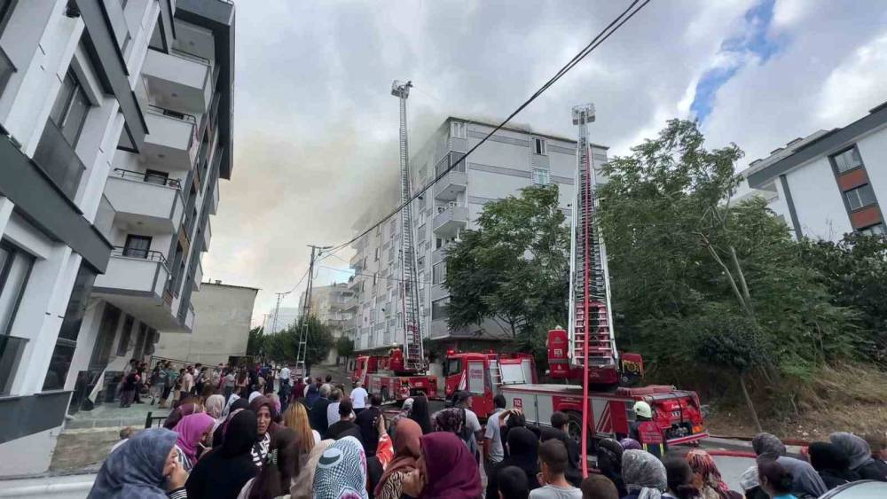 Avcılar&rsquo;da bitişik 2 binada korkutan &ccedil;atı yangını
